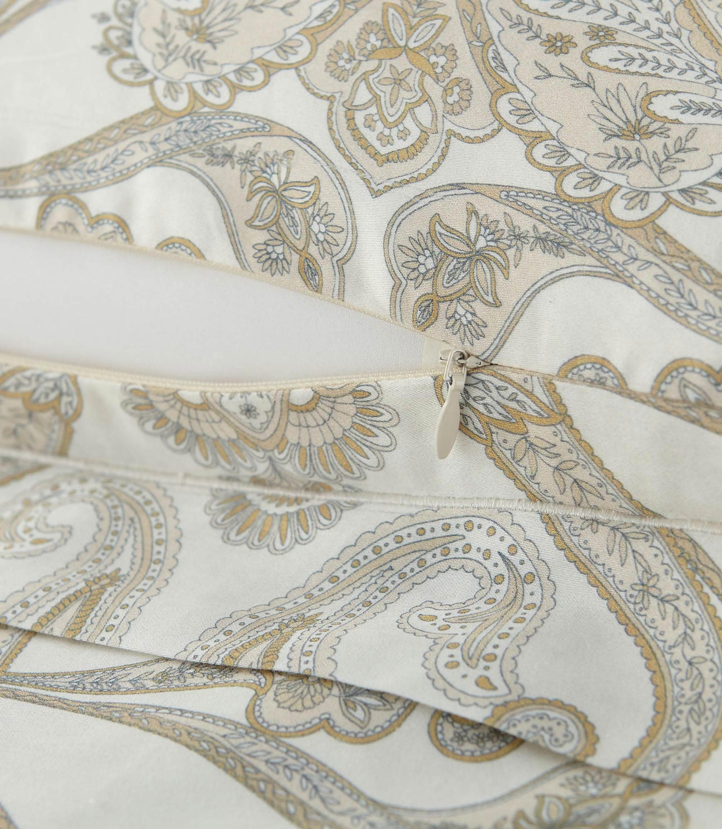 hidden zipper detail on printed paisley duvet cover, Paisley Pearl