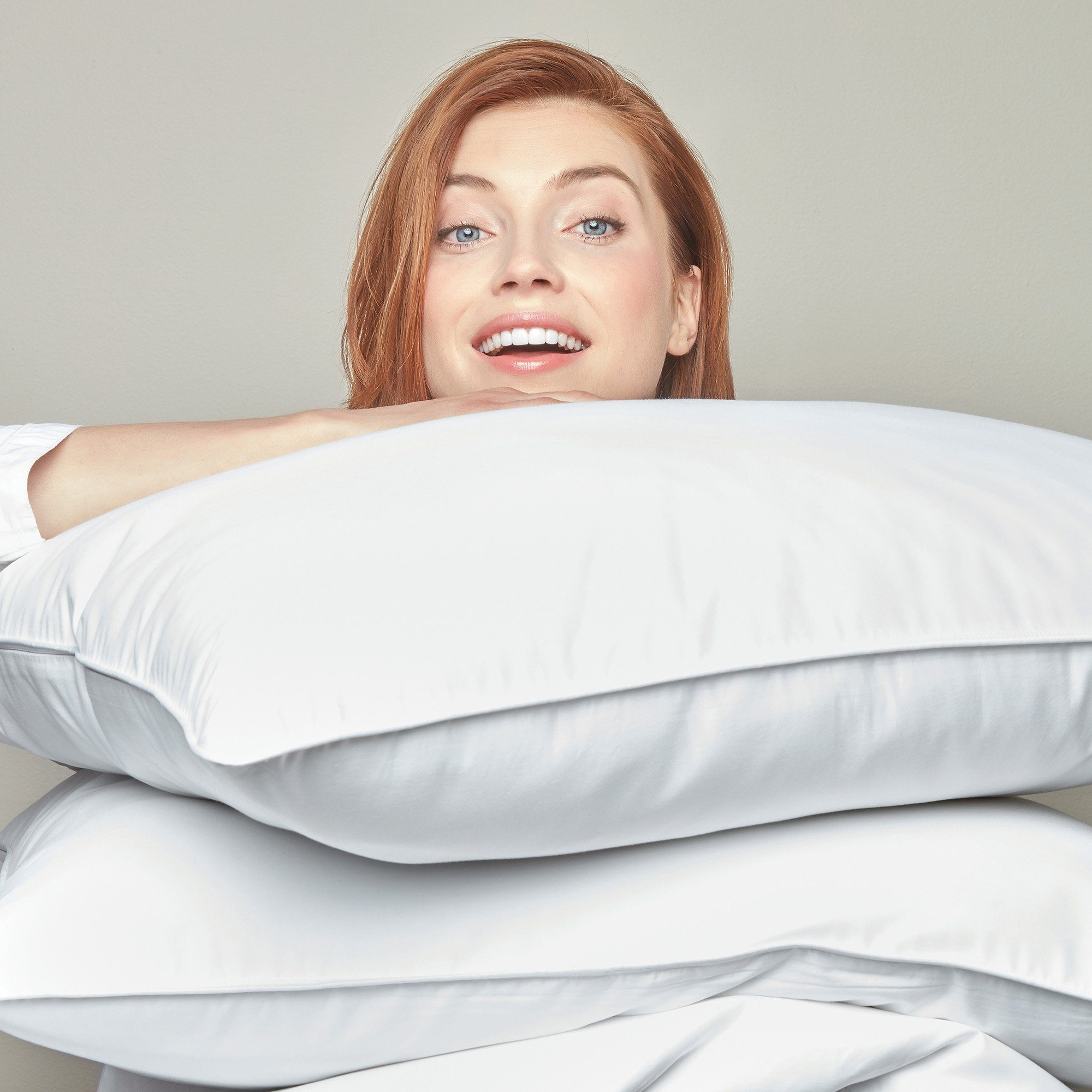 White bed online pillows